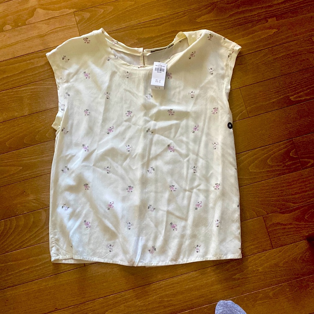 New with tags cute yellow Abercrombie shirt!